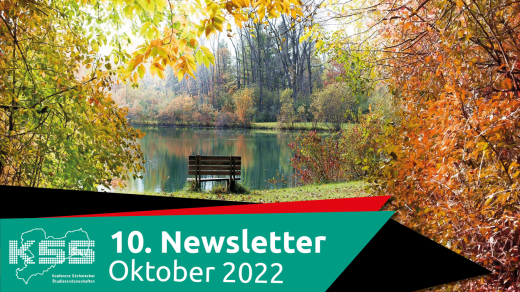 Foto von Bank am Ufer eines Teichs, umrahmt von bunten Bäumen. Unten ein Banner mit der Aufschrift "10. Newsletter Oktober 2022" und dem Logo der KSS.